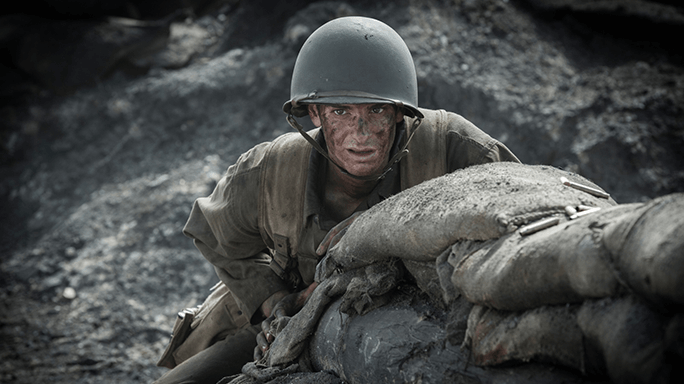 une image extraite du film tu ne tueras point, avec andrew garfield